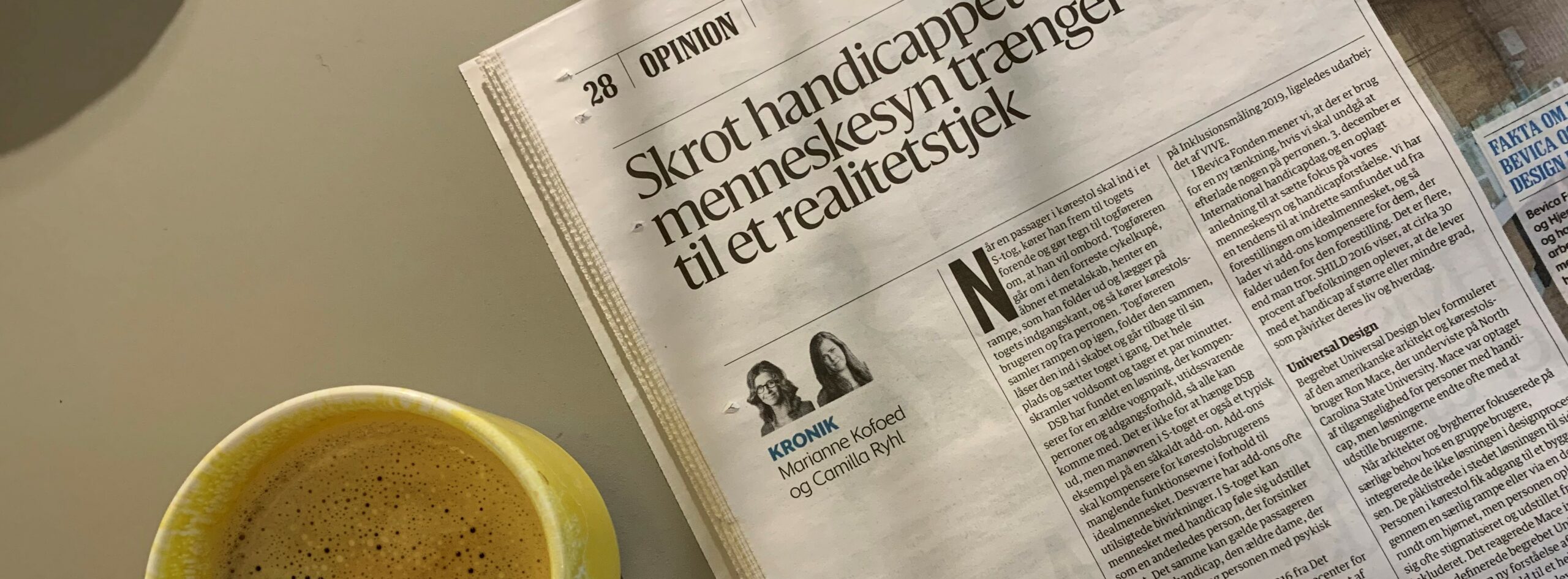 En gul kaffekop og Berlinske tidende ligger på et bord. Avisen er slået op på en kronik med Titlen "Skrot handicappet - vores menneskesyn trænger til et realitetstjek"