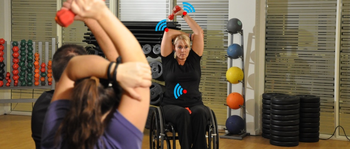 kørestolsbruger-træner-med håndvægte