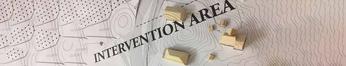 Arkitektoniske modeller placeret på et kort med teksten “Intervention area”